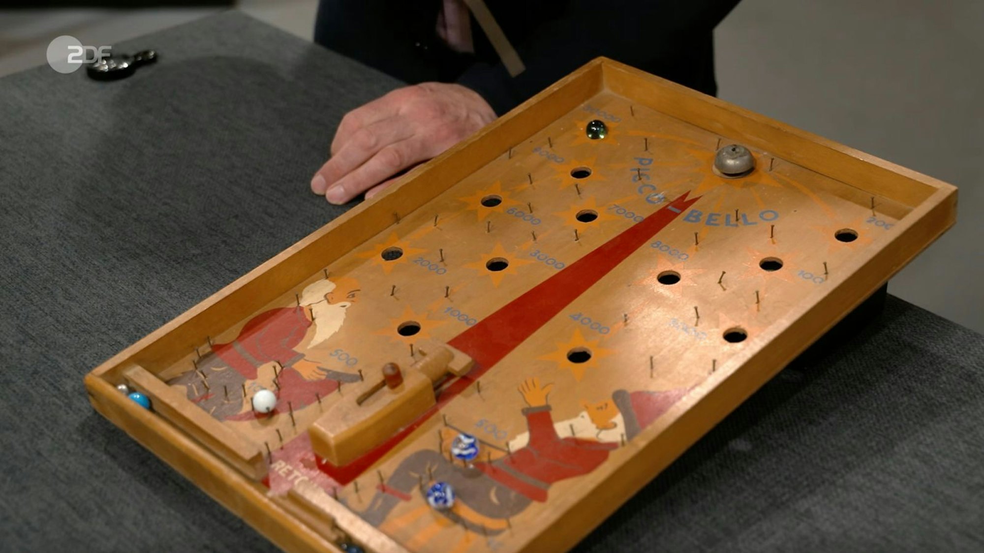Das Nadelspiel „Picco Bello“ datierte Detlev Kümmel auf die späten 1940er- oder frühen 1950er-Jahre. Der Wunschpreis lag bei 30 Euro, der Schätzwert bei 40 bis 50 Euro. Im Händlerraum sorgte das „süße Spiel“ mit Glasmurmeln für Begeisterung und Liza Kielon zahlte sogar 160 Euro. (Bild: ZDF)