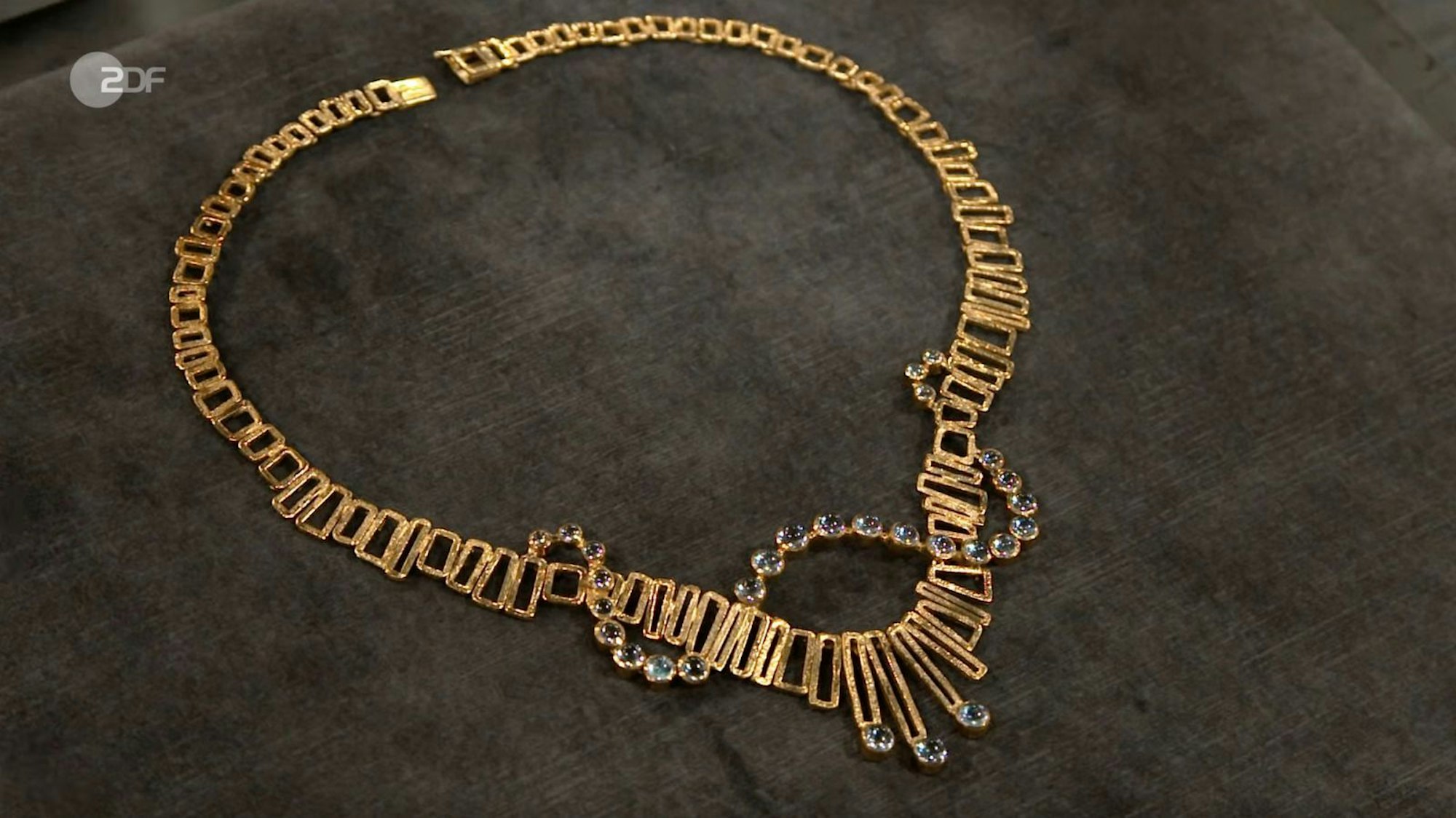 Neben der emotionalen Geschichte überzeugte auch das Collier selbst. Wie Expertin Wendela Horz erklärte, handelte es sich um ein handgearbeitetes Stück aus 750er Gelbgold. Gefertigt wurde es von der renommierten Goldschmiedin Käthe Ruckenbrod, die bereits 1929 ein eigenes Atelier in Heidelberg-Ziegelhausen eröffnet hatte. (Bild: ZDF)