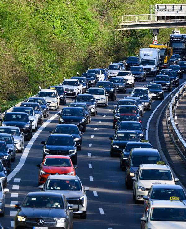 Auf den Autobahnen rund um Köln kann es am Wochenende aufgrund des Mai-Feiertages voll werden, prognostiziert der ADAC. (Das Archivfoto zeigt einen Stau auf der A7)