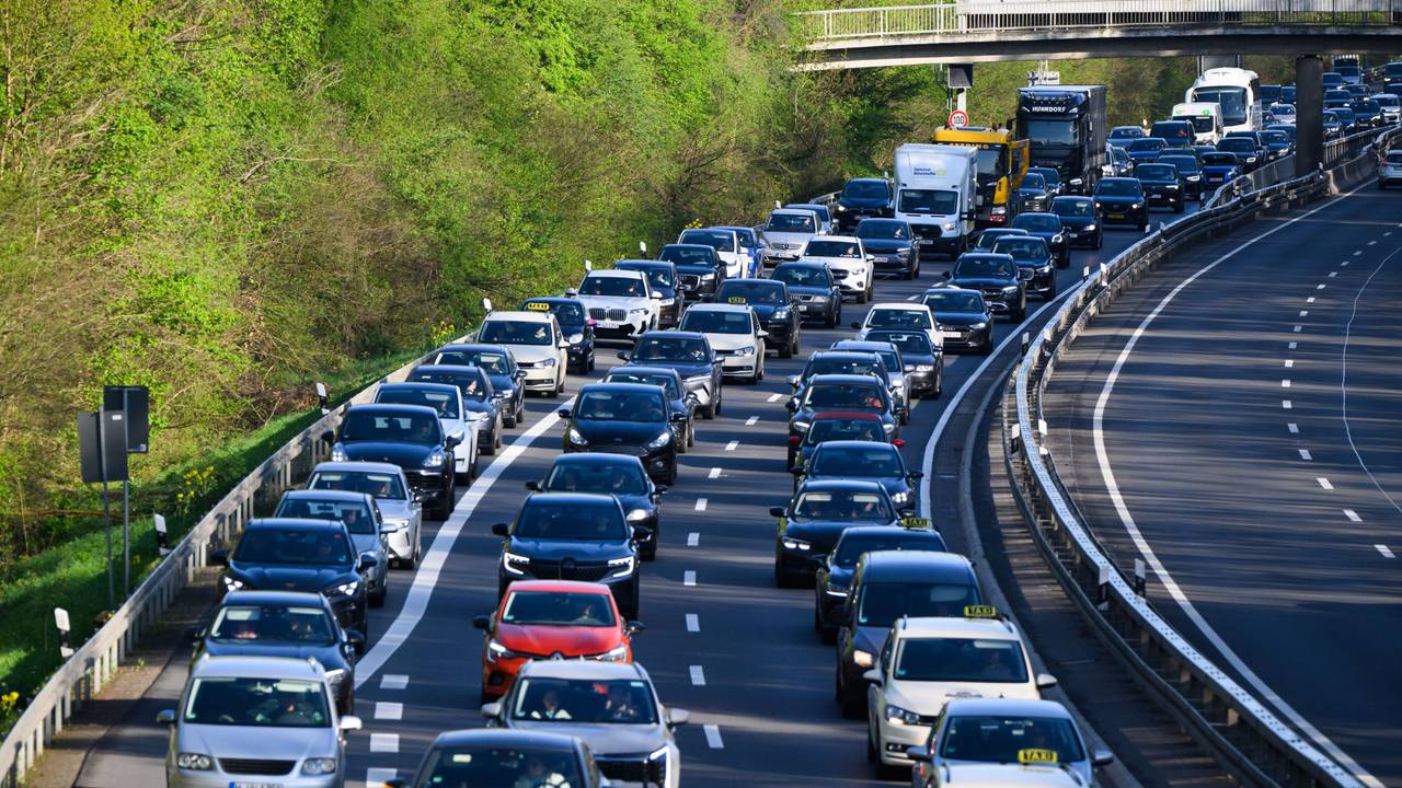 Auf den Autobahnen rund um Köln kann es am Wochenende aufgrund des Mai-Feiertages voll werden, prognostiziert der ADAC. (Das Archivfoto zeigt einen Stau auf der A7)