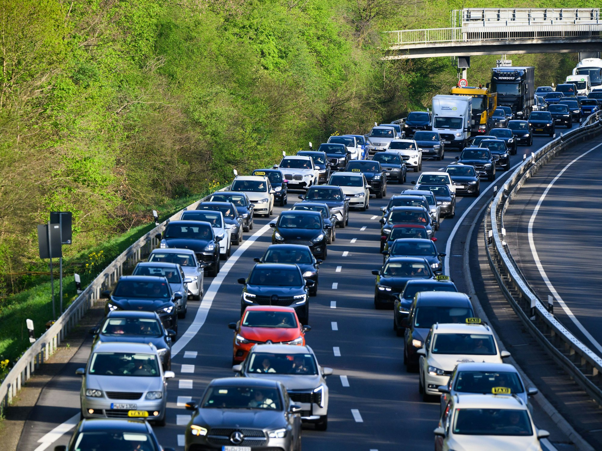 Auf den Autobahnen rund um Köln kann es am Wochenende aufgrund des Mai-Feiertages voll werden, prognostiziert der ADAC. (Das Archivfoto zeigt einen Stau auf der A7)