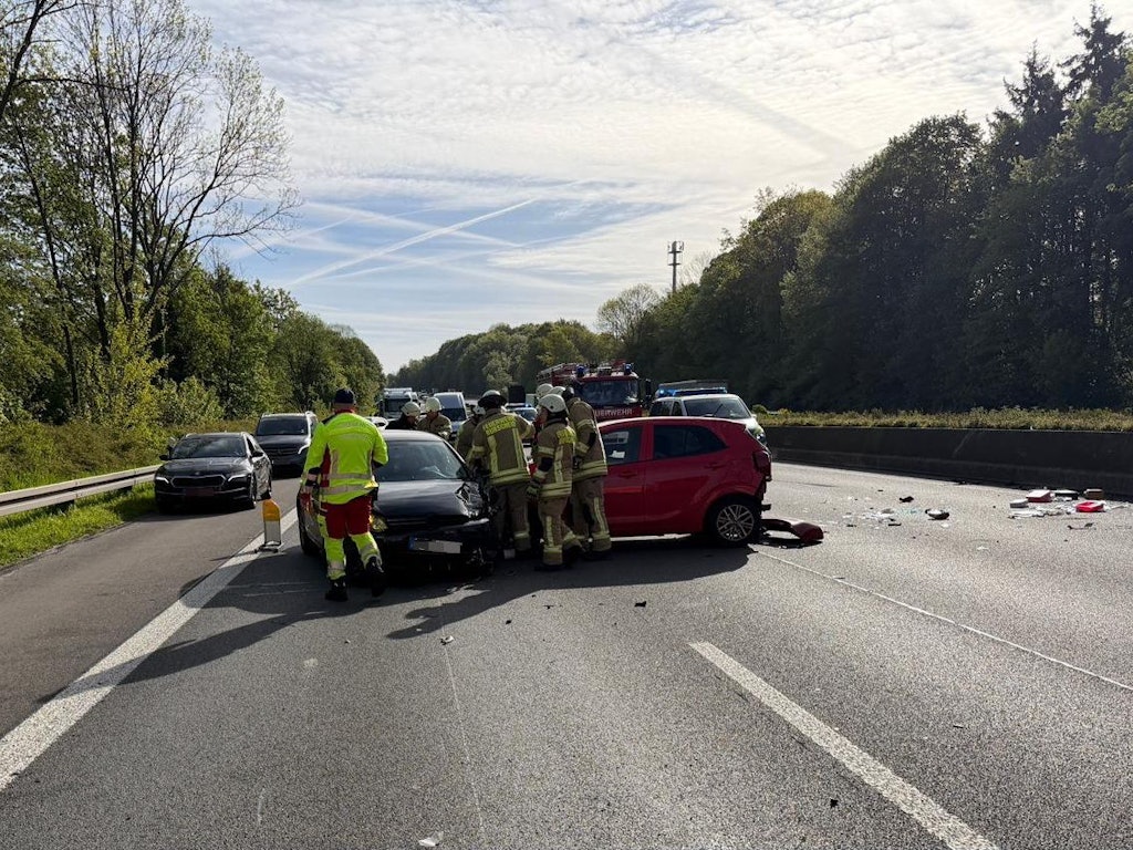 Drei Personen wurden am Montagmorgen (27. April) bei einem Unfall auf der A 1 zwischen Burscheid und Leverkusen verletzt.