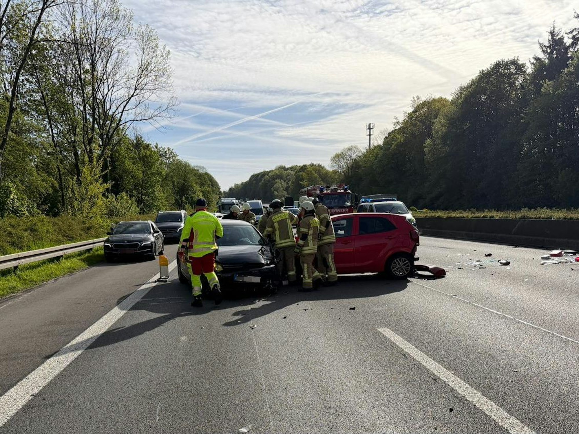 Drei Personen wurden am Montagmorgen (27. April) bei einem Unfall auf der A 1 zwischen Burscheid und Leverkusen verletzt.