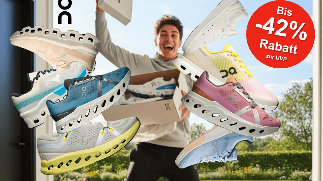 Auf dem KI generierten Hintergrundbild ist ein Mann zu sehen, der seinen Schuhkarton mit On Sneaker offen hat und den Deckel freudig in die Luft reißt. Auf dem Bild sind diverse On Running Sneaker zu sehen, die derzeit reduziert sind.