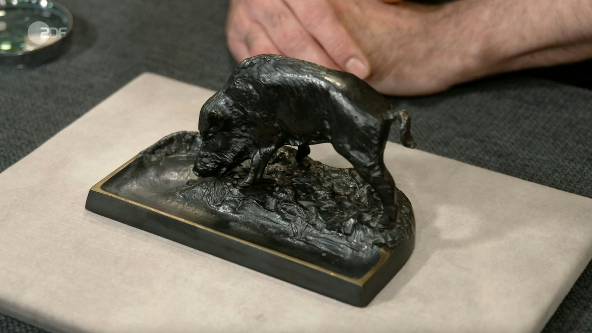 Als weiteres Objekt der Sendung wurde ein Schreibtisch-Utensil in Form eines Wildschweins von Experte Colmar Schulte-Goltz als Stiftablage aus Bronze aus den 1930er-Jahren identifiziert. Die Verkäuferin wünschte sich 80 Euro, der Schätzwert lag bei 100 bis 120 Euro. Im Händlerraum zahlte Liza Kielon schließlich 130 Euro. (Bild: ZDF)