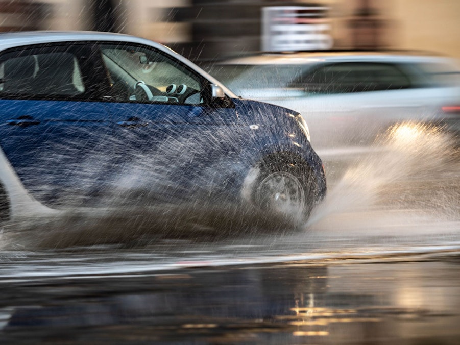 Ein Auto fährt im Regen