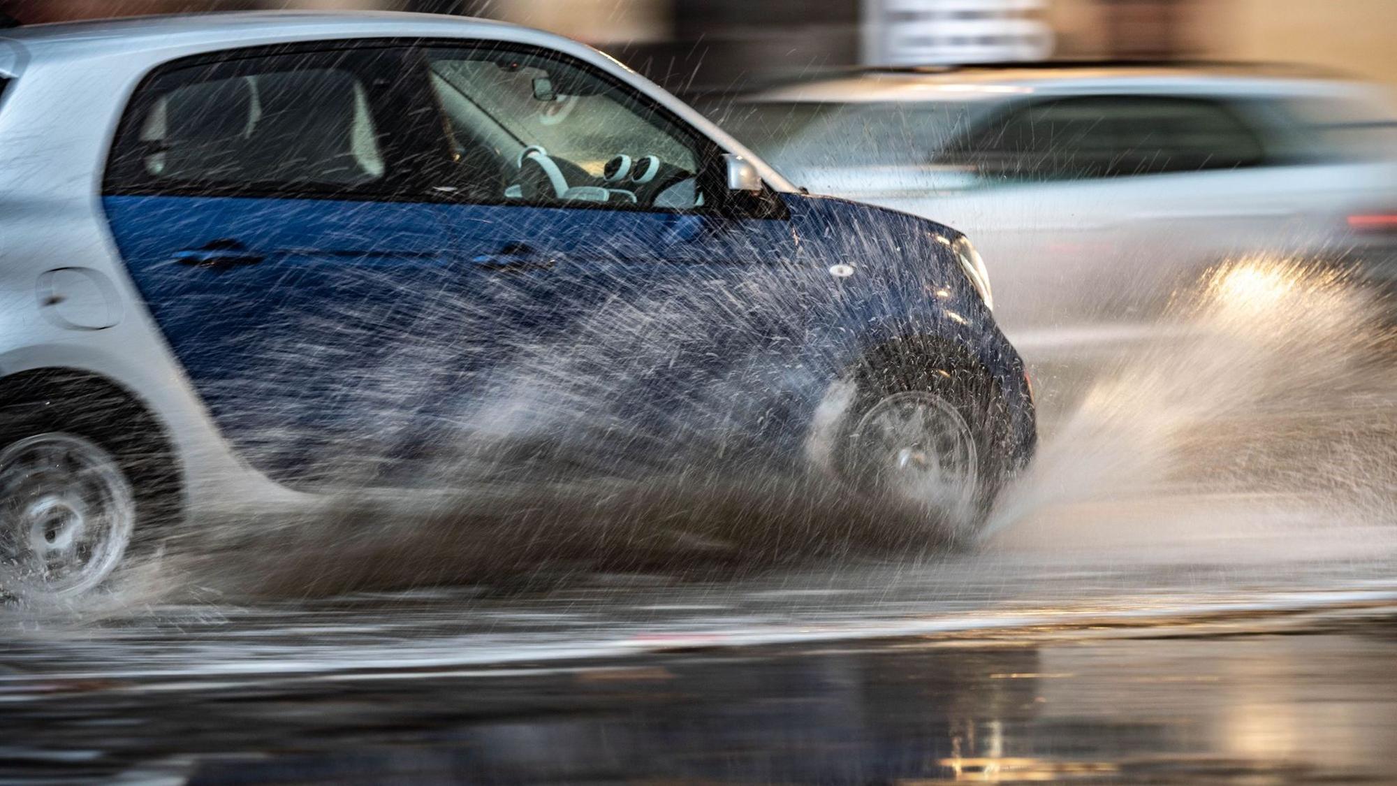 Ein Auto fährt im Regen