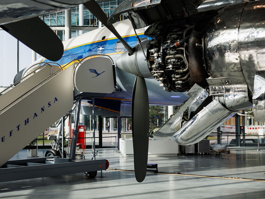 Flugzeug mit Motor und Treppe