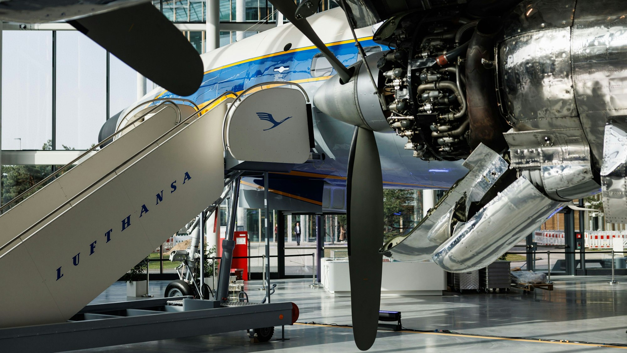 Flugzeug mit Motor und Treppe