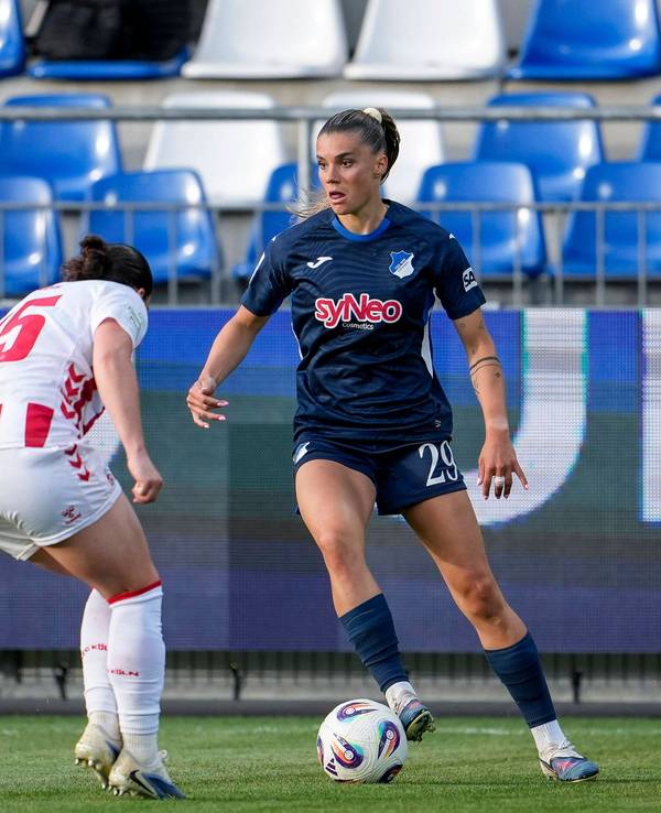 Selina Cerci mit Ball am Fuß.