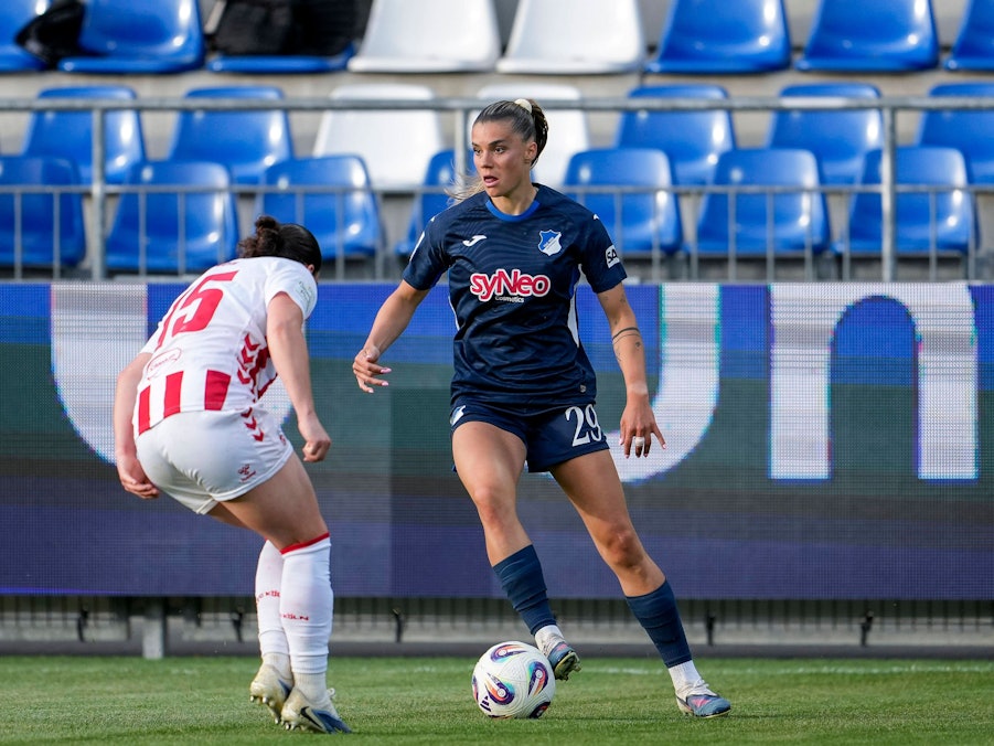 Selina Cerci mit Ball am Fuß.