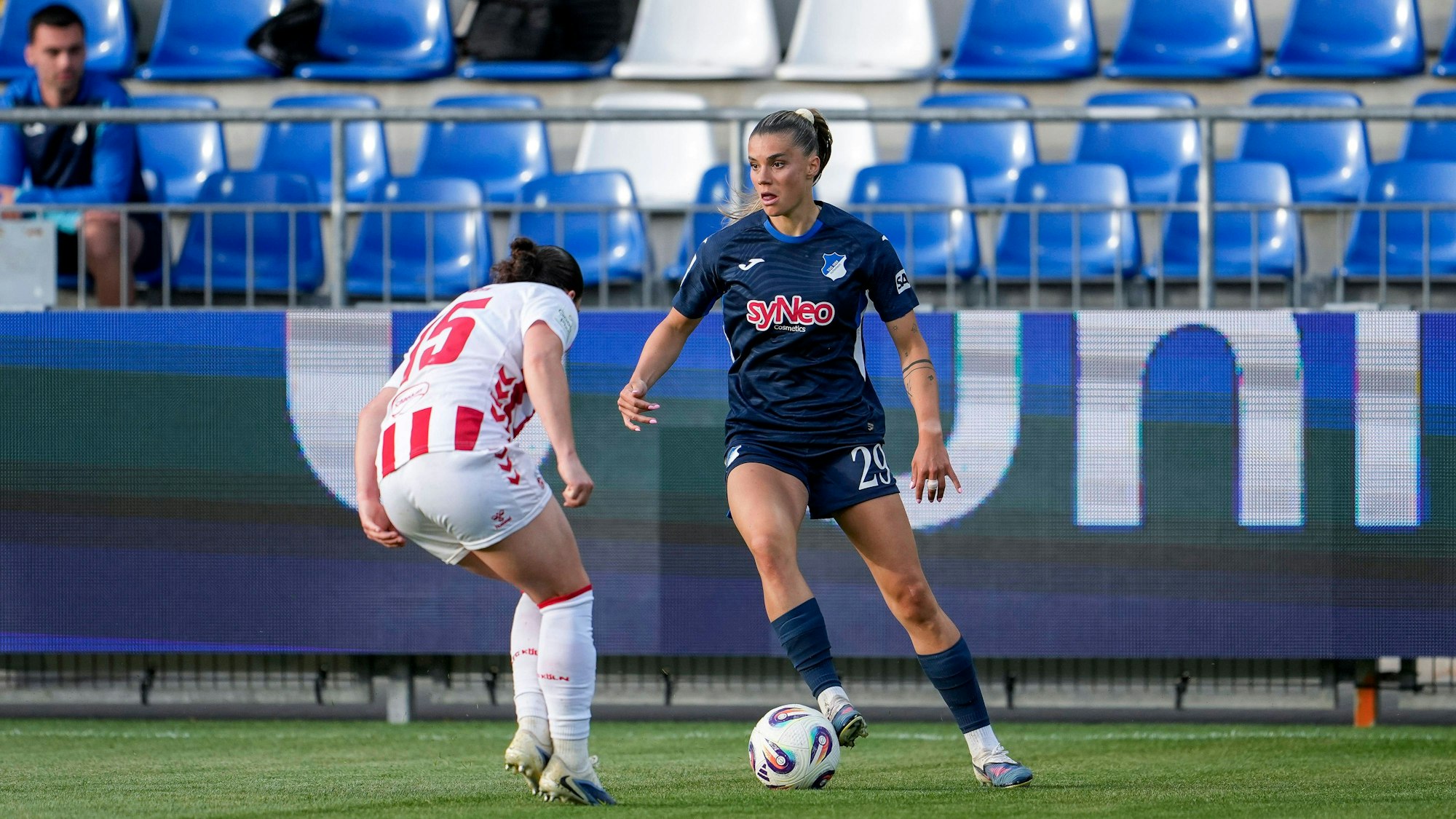 Selina Cerci mit Ball am Fuß.