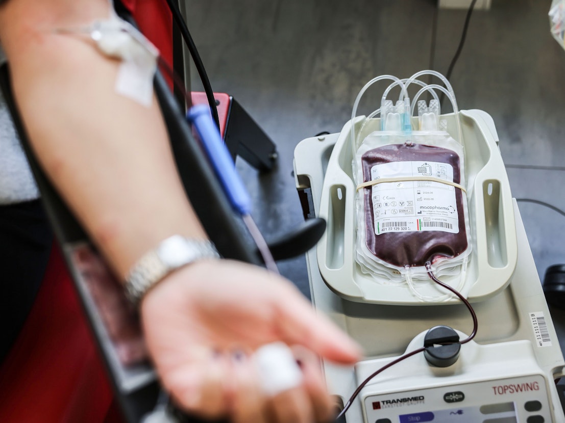 Eine Person spendet Blut