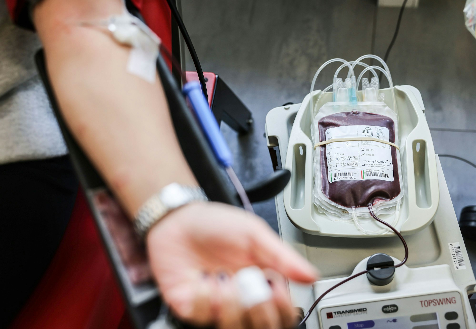 Eine Person spendet Blut