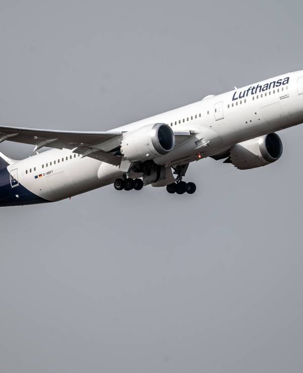 Eine Boeing 787-9 der Lufthansa startet am Frankfurter Flughafen.