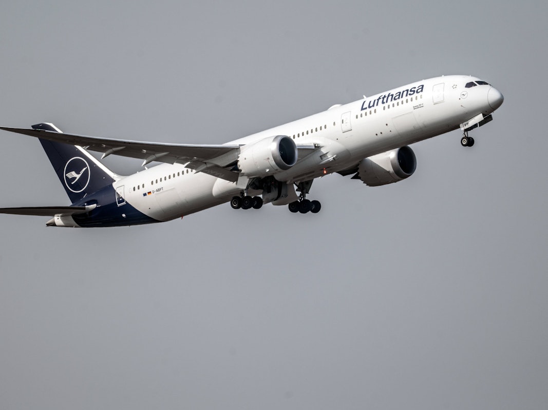 Eine Boeing 787-9 der Lufthansa startet am Frankfurter Flughafen.