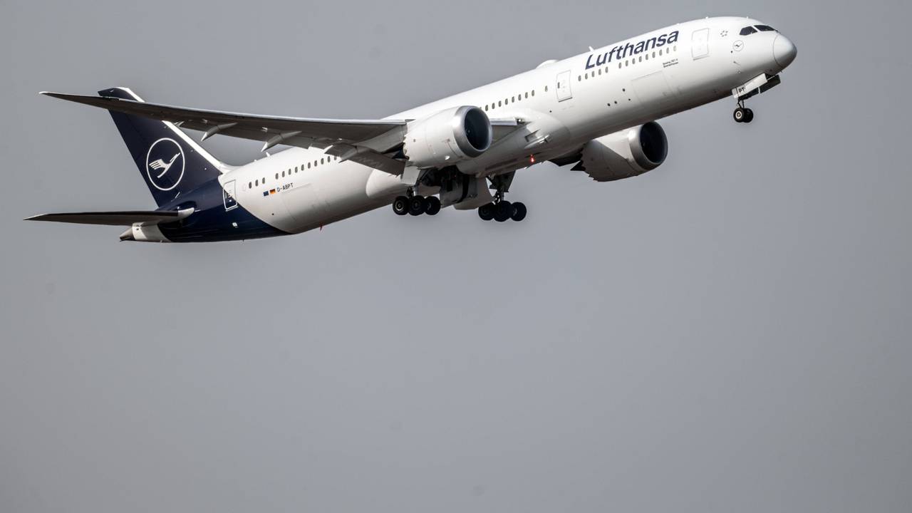 Eine Boeing 787-9 der Lufthansa startet am Frankfurter Flughafen.
