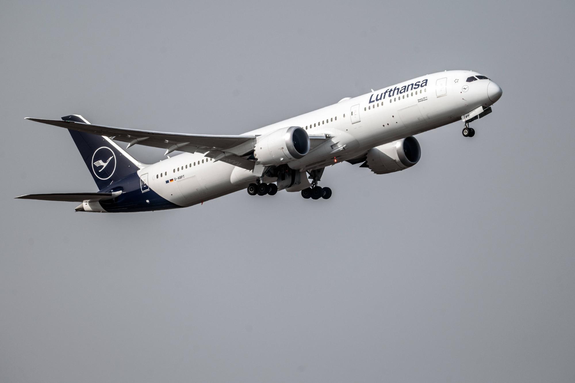 Eine Boeing 787-9 der Lufthansa startet am Frankfurter Flughafen.