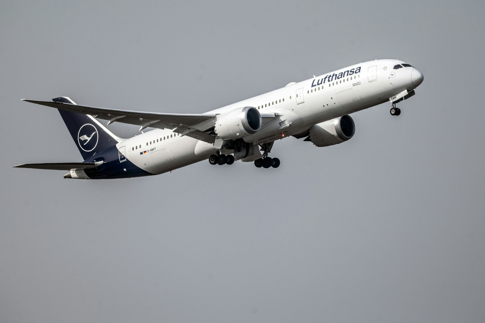 Eine Boeing 787-9 der Lufthansa startet am Frankfurter Flughafen.