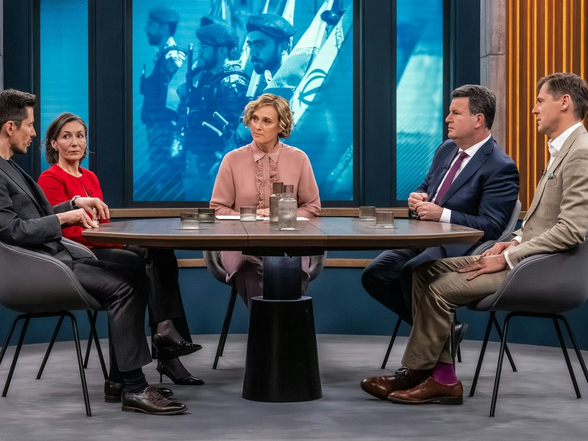 Am Sonntagabend diskutierte die Runde bei „Caren Miosga“ die Frage „USA gegen Iran - nicht unser Krieg, aber unser Problem?“. (Bild: ARD / Claudius Pflug)