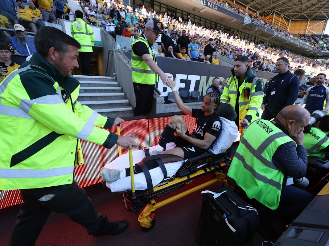 Tottenham-Profi Xavi Simons wird per Trage vom Feld gerbacht.