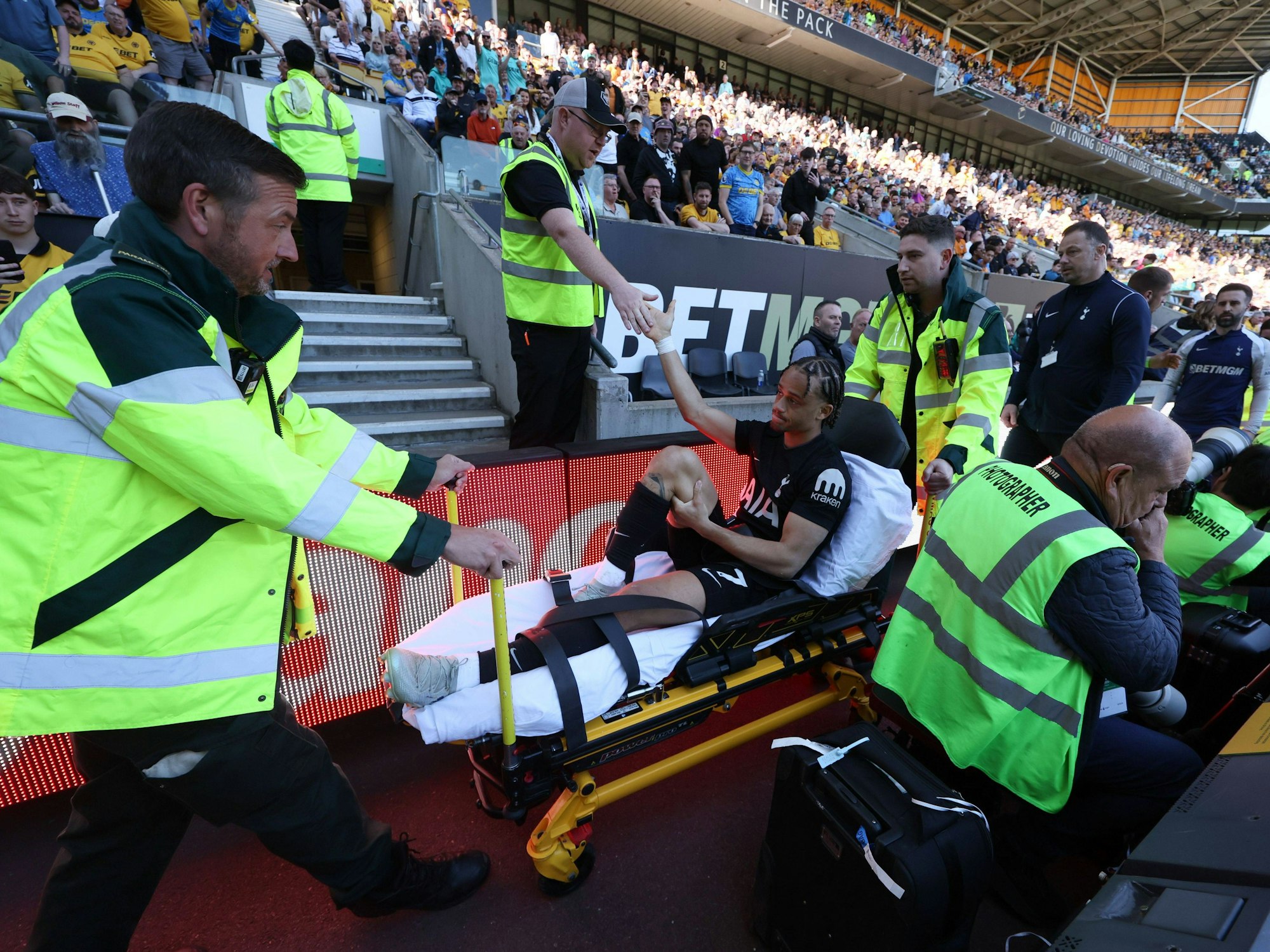 Tottenham-Profi Xavi Simons wird per Trage vom Feld gerbacht.