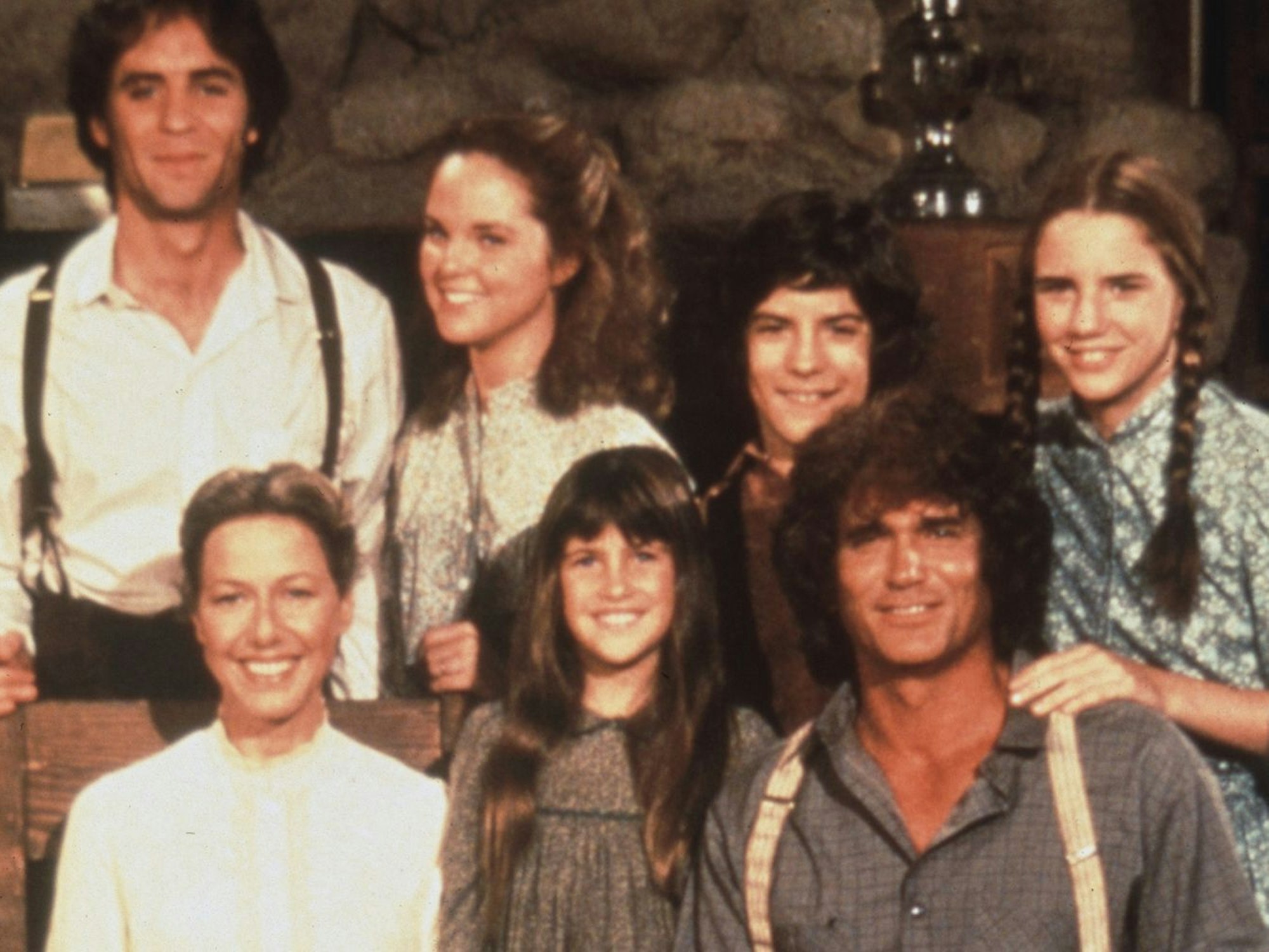 Er heiratet als erster in die Familie Ingalls ein: Adam Kendall (Linwood Boomer, links) und die älteste Tochter Mary Ingalls (Melissa Sue Anderson, dritte von links) lernen sich in der Blindenschule kennen und schließen in Staffel fünf den Bund fürs Leben. (Bild: © 1978 National Broadcasting Company, Inc. All Rights )