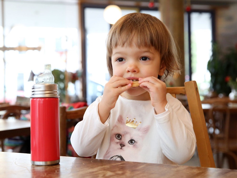 Kind isst einen Keks