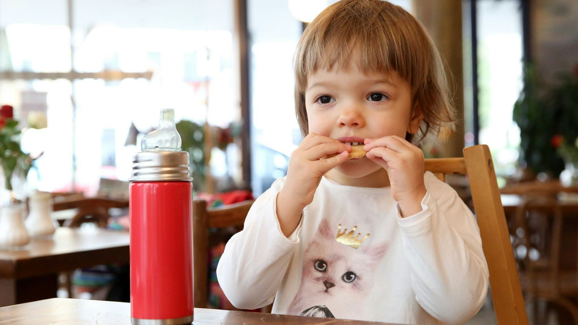 Kind isst einen Keks