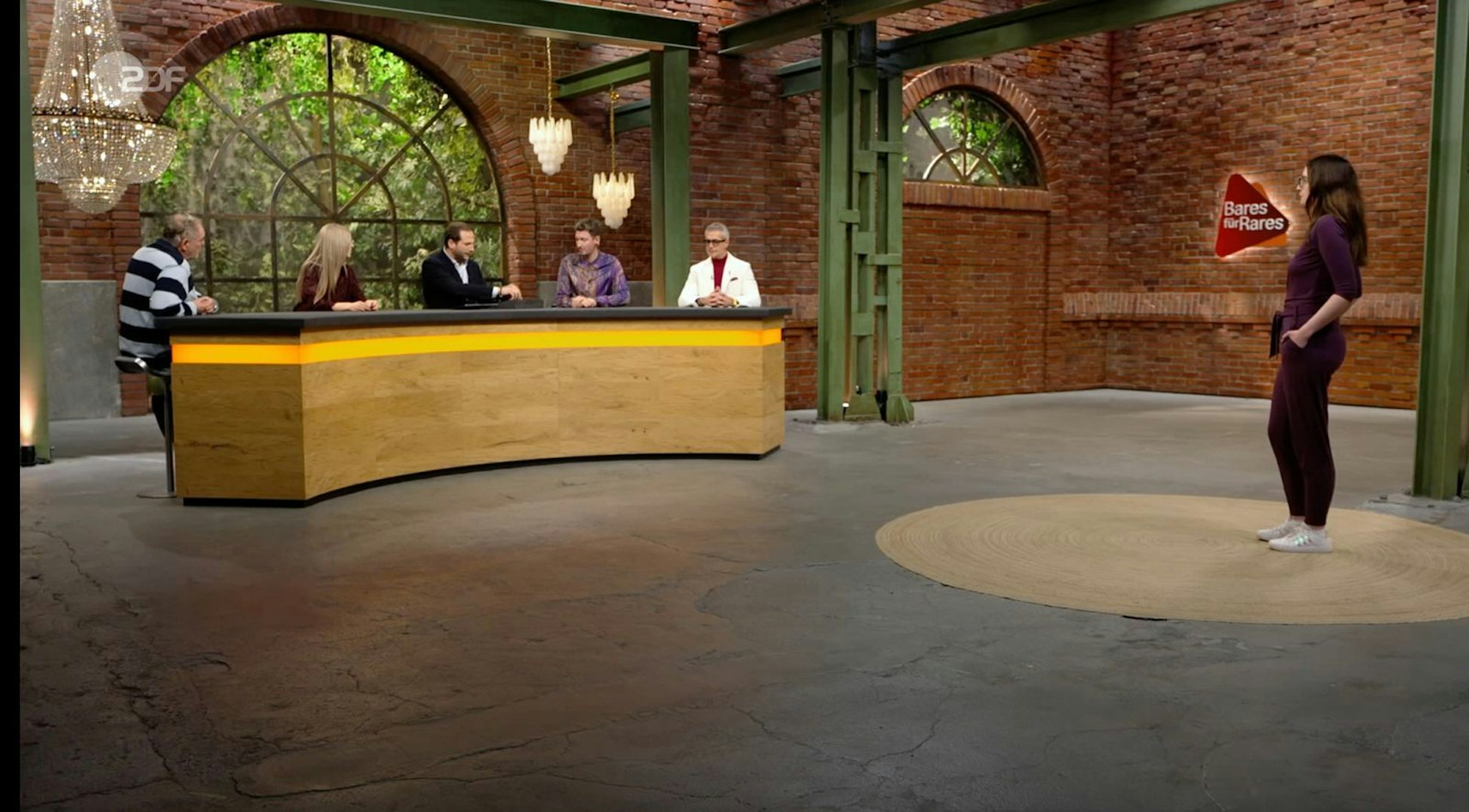 Im Händlerraum sorgte das Familien-Collier ebenfalls für Aufsehen. „Oh, das ist aber schön“, schwärmte Fabian Kahl und wirkte sichtlich begeistert. Für ihn war das Stück „sehr ausgefallen“ - und auch sein Sitznachbar Julian Schmitz-Avila stimmte angetan zu: „Ich glaube, so etwas hatten wir hier noch nicht.“ (Bild: ZDF)