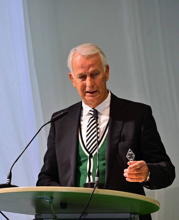 Rainer Bonhof mit feuchten Augen bei seiner Rede.