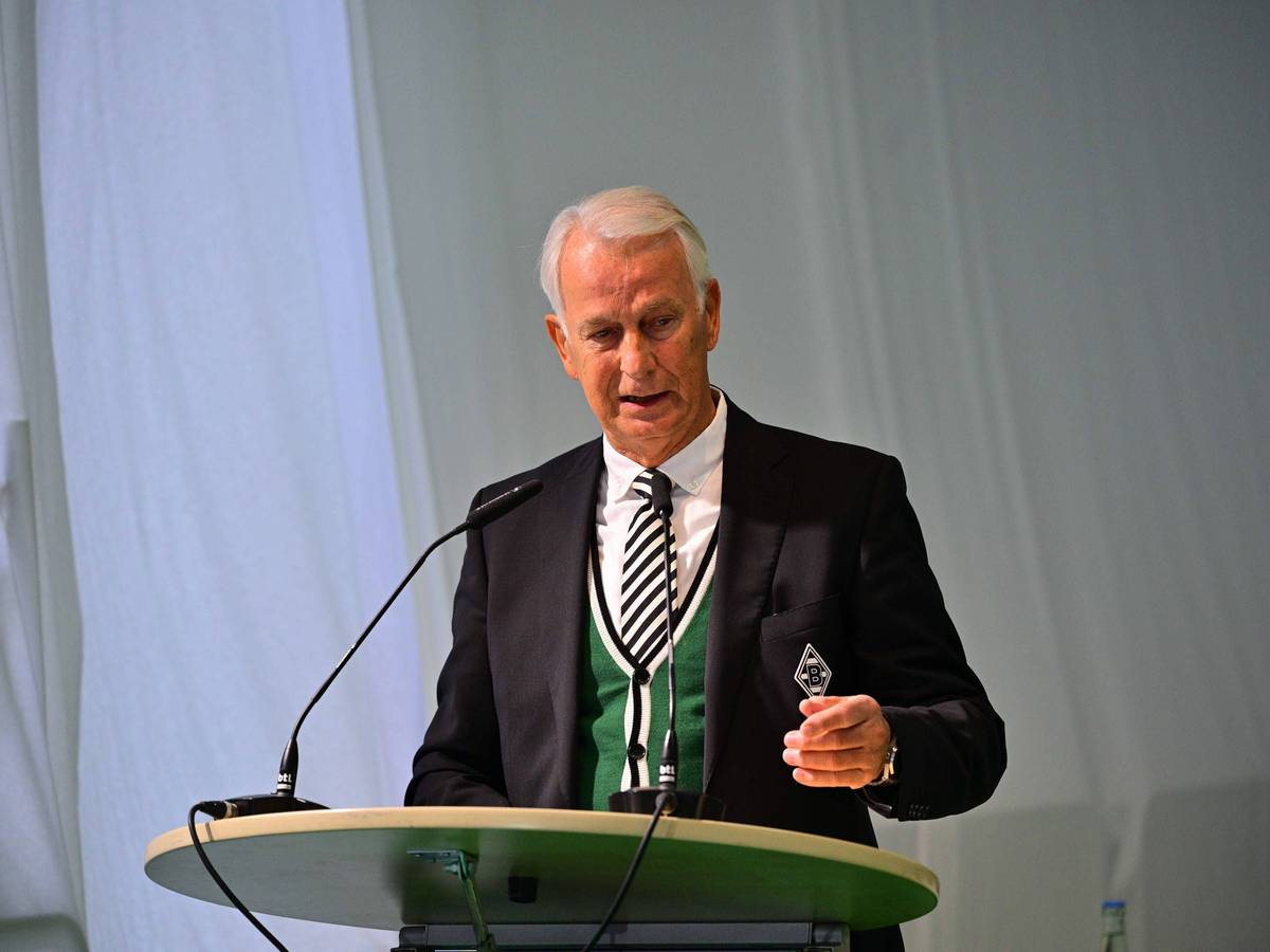 Rainer Bonhof mit feuchten Augen bei seiner Rede.