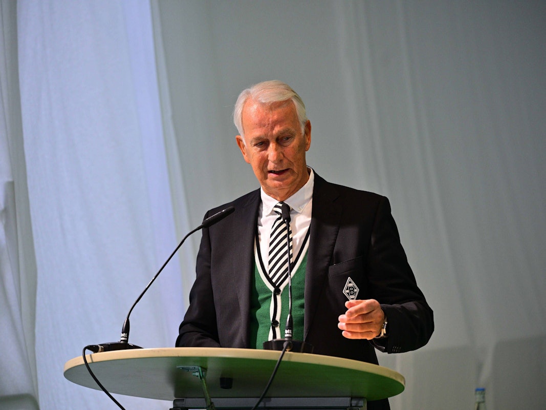 Rainer Bonhof mit feuchten Augen bei seiner Rede.