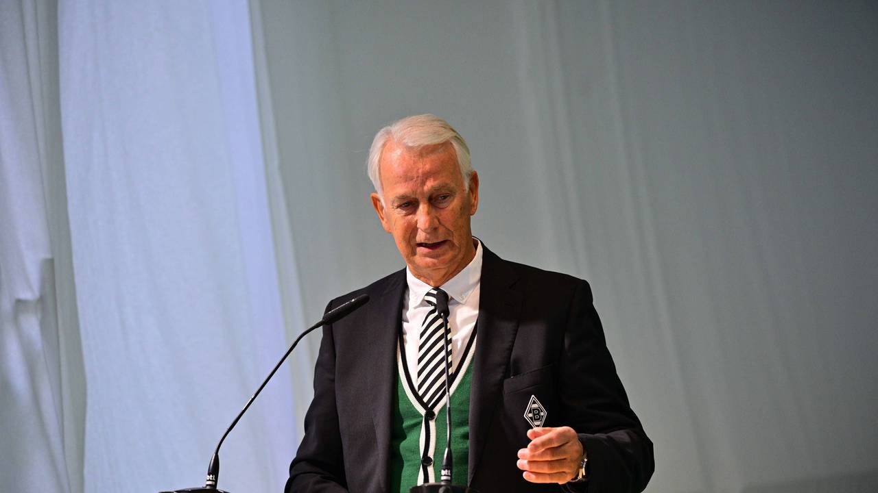 Rainer Bonhof mit feuchten Augen bei seiner Rede.