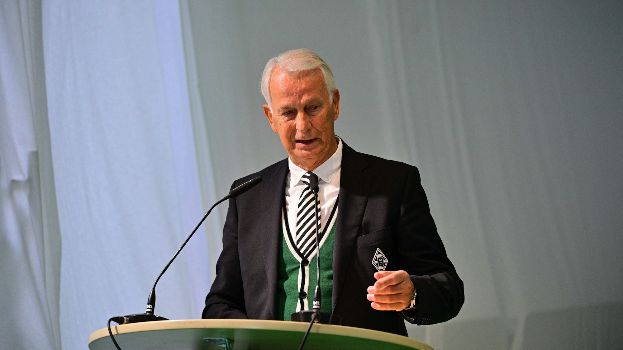 Rainer Bonhof mit feuchten Augen bei seiner Rede.