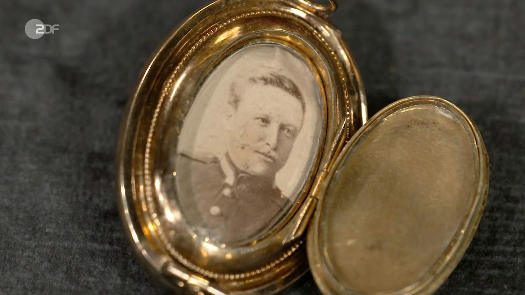 Eine Medaillon-Brosche aus 585er Gold mit Saphir datierte Wendela Horz auf die Zeit zwischen 1880 und 1900. Die Verkäufer wünschten sich 750 Euro, der geschätzte Wert lag jedoch bei rund 600 Euro. Im Händlerraum erhielt das Paar schließlich nur 450 Euro von Julian Schmitz-Avila, der das Stück zu einem Ring umarbeiten möchte. (Bild: ZDF)