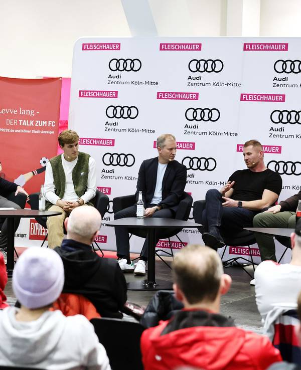 Jürgen Kemper, Timo Hübers, Christian Löer, Lukas Sinkiewicz, Fabian Schwab, Lars Werner sitzen beim Fußball-Talk von EXPRESS.de und Kölner Stadt-Anzeiger zusammen.