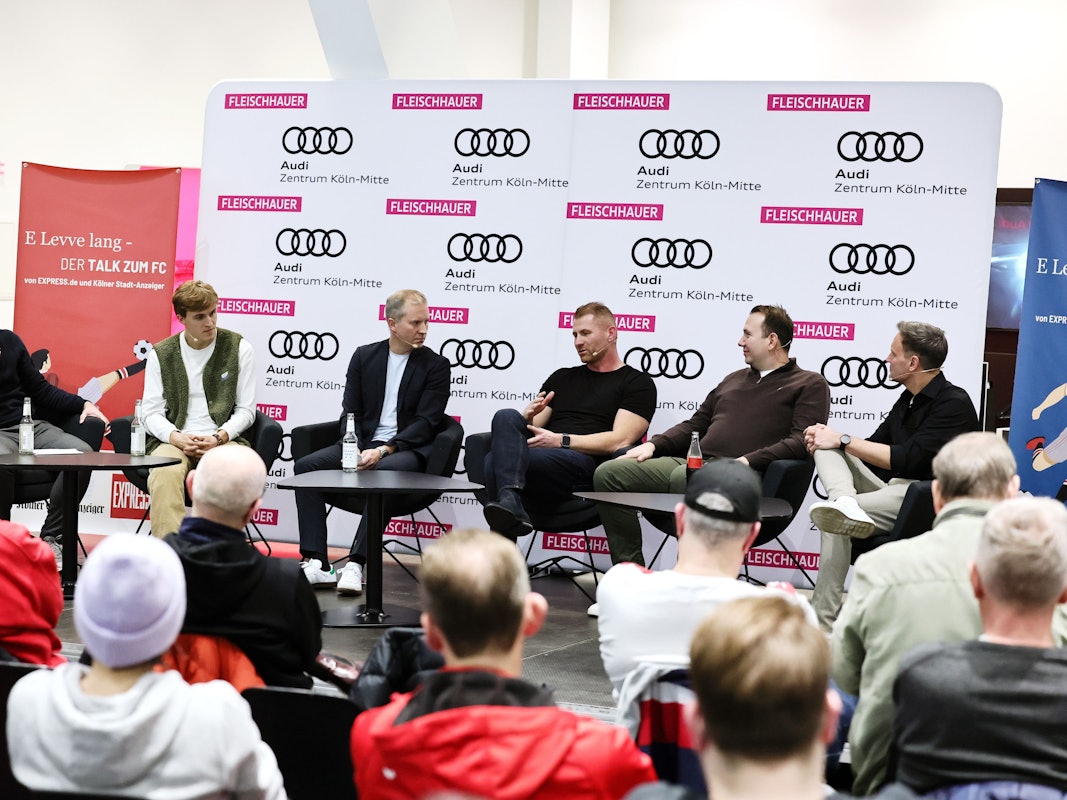 Jürgen Kemper, Timo Hübers, Christian Löer, Lukas Sinkiewicz, Fabian Schwab, Lars Werner sitzen beim Fußball-Talk von EXPRESS.de und Kölner Stadt-Anzeiger zusammen.