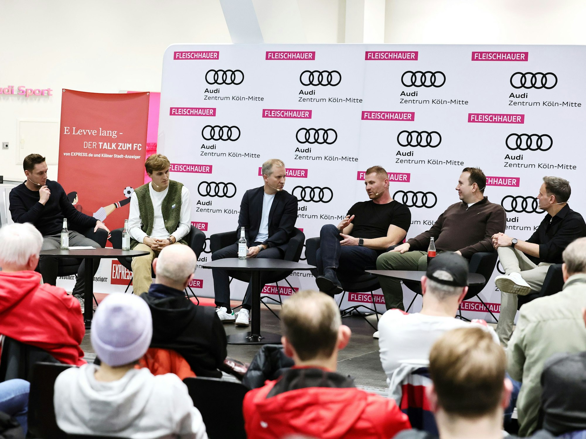 Jürgen Kemper, Timo Hübers, Christian Löer, Lukas Sinkiewicz, Fabian Schwab, Lars Werner sitzen beim Fußball-Talk von EXPRESS.de und Kölner Stadt-Anzeiger zusammen.