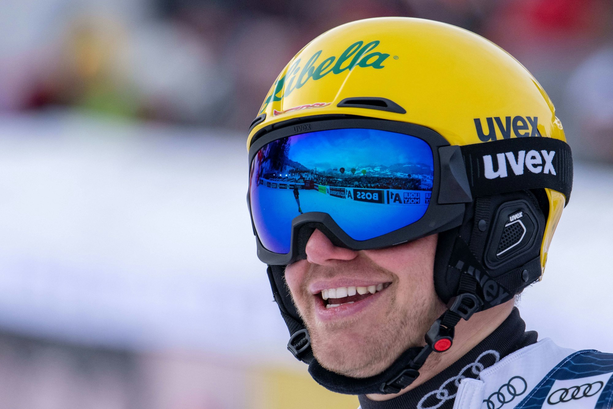 Sebastian Holzmann lacht.