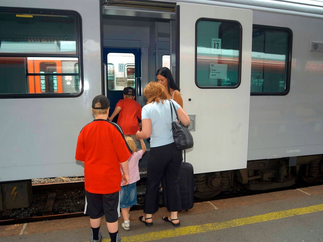 Aus einem Rosenkrieg zwischen den früheren Partnern sollte sich ein neues Mitglied in der Patchworkfamilie heraushalten - und vor den Kindern auf keinen Fall gegen den oder die Ex hetzen.