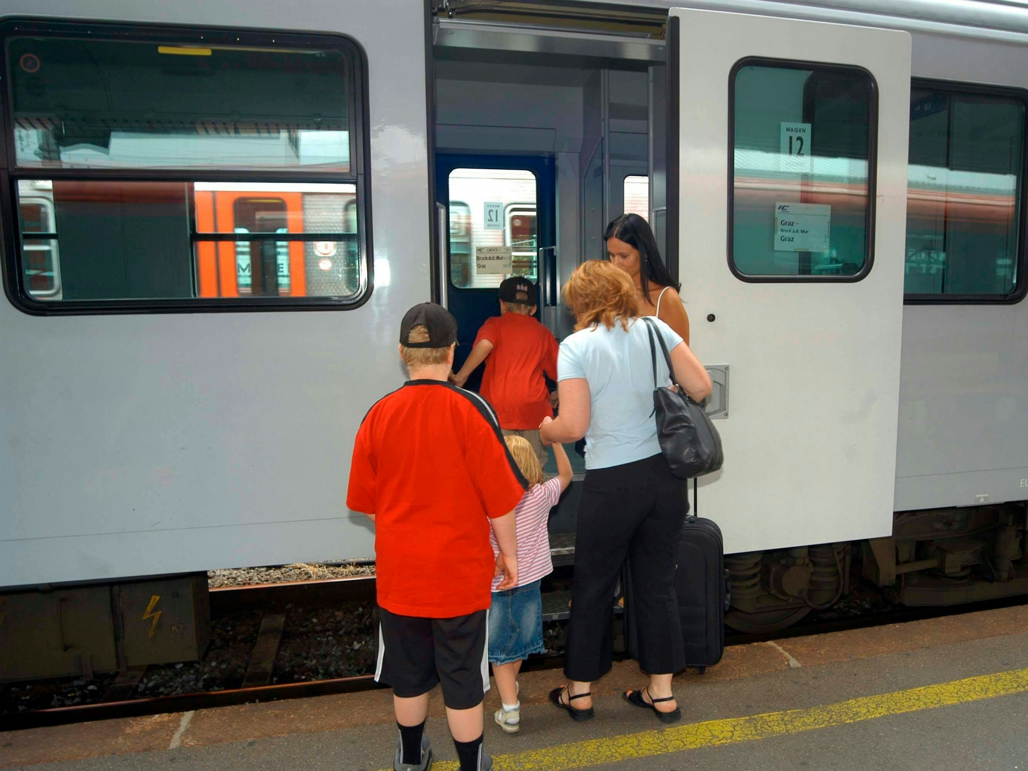 Aus einem Rosenkrieg zwischen den früheren Partnern sollte sich ein neues Mitglied in der Patchworkfamilie heraushalten - und vor den Kindern auf keinen Fall gegen den oder die Ex hetzen.