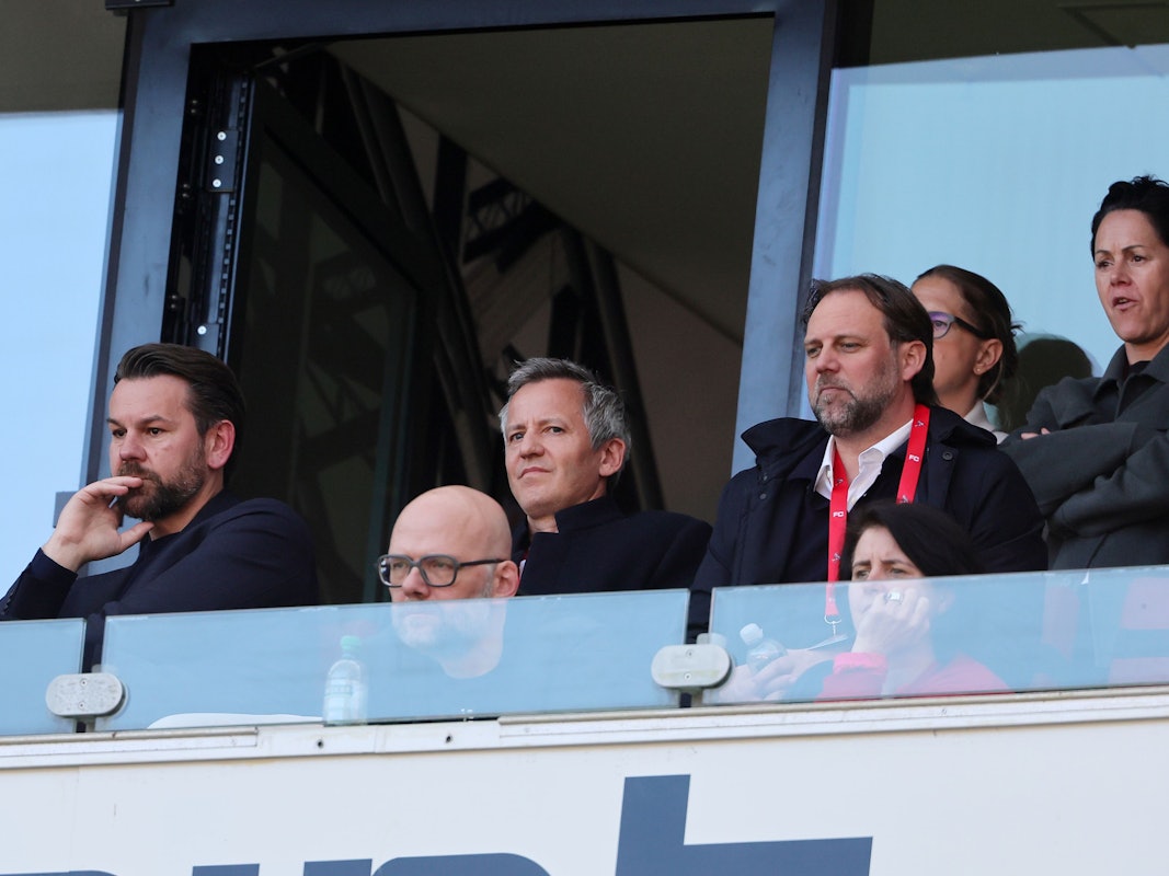 Die Köln-Bosse Thomas Kessler, Philipp Türoff und Tim Steidten verfolgen das Derby gegen Bayer Leverkusen.