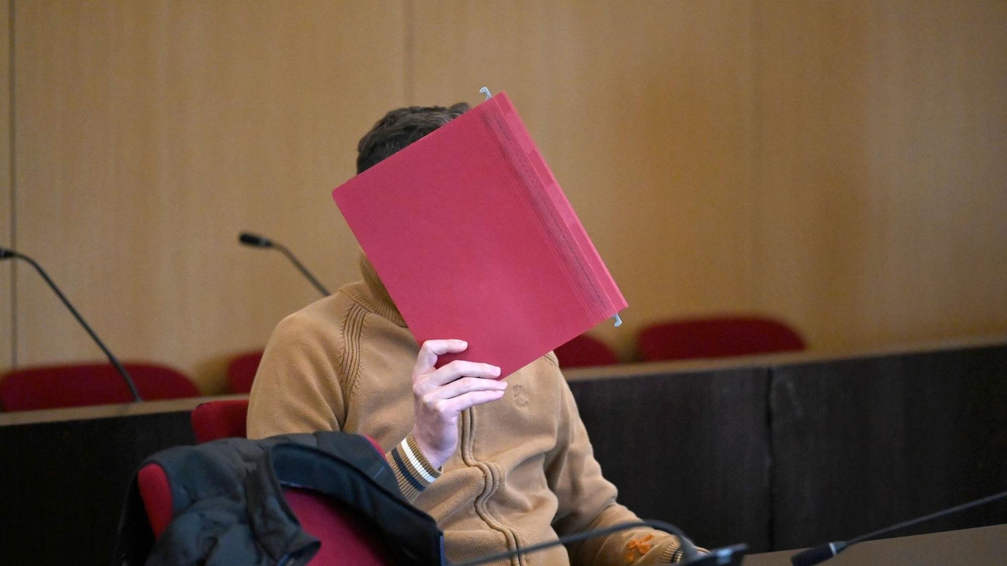 Mutter und Baby getötet – Prozess gegen Vater beginnt