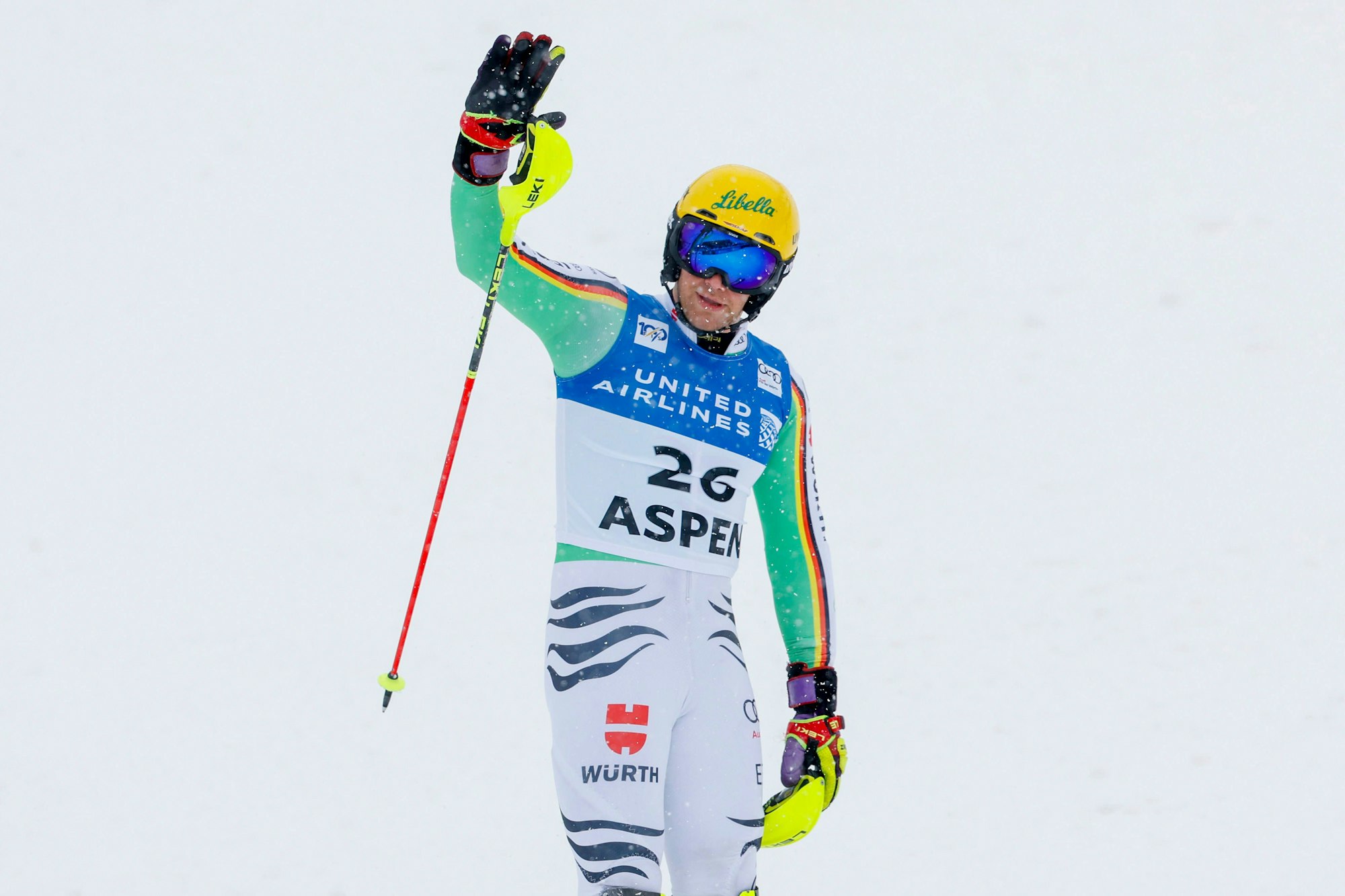 Sebastian Holzmann winkt.