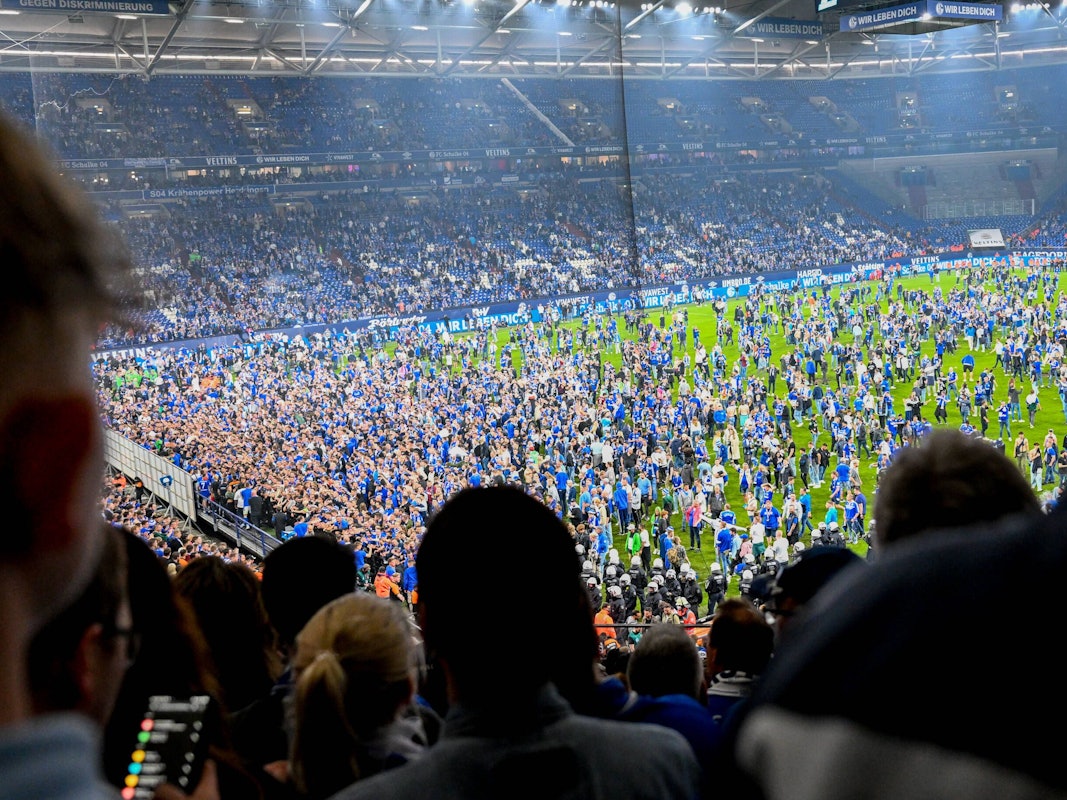 Fans auf dem Rasen der Arena auf Schalke.