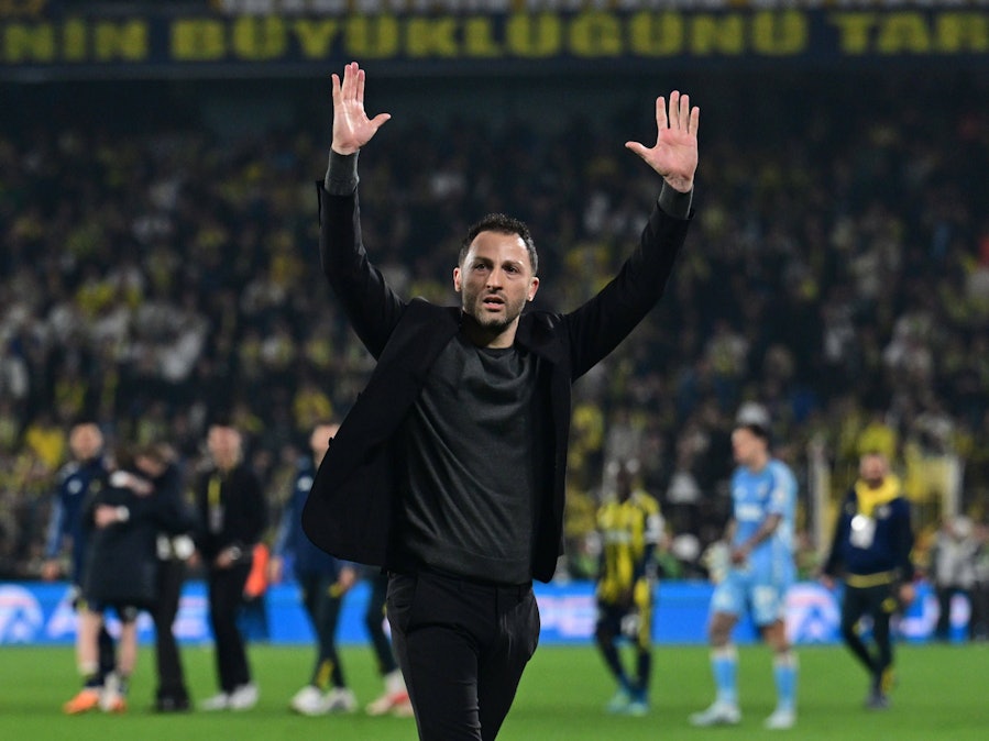 Domenico Tedesco winkt den Fans zu.