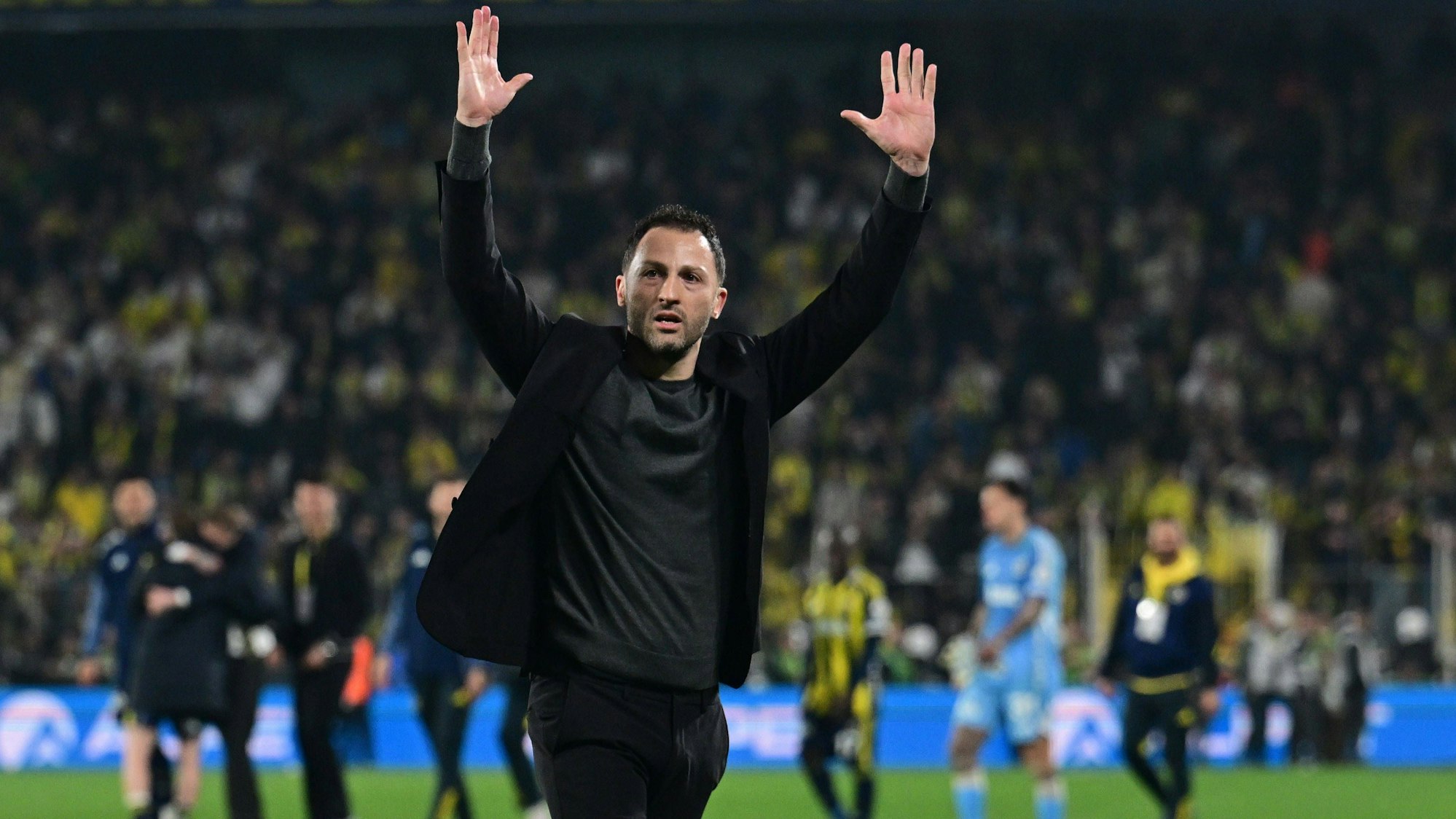 Domenico Tedesco winkt den Fans zu.