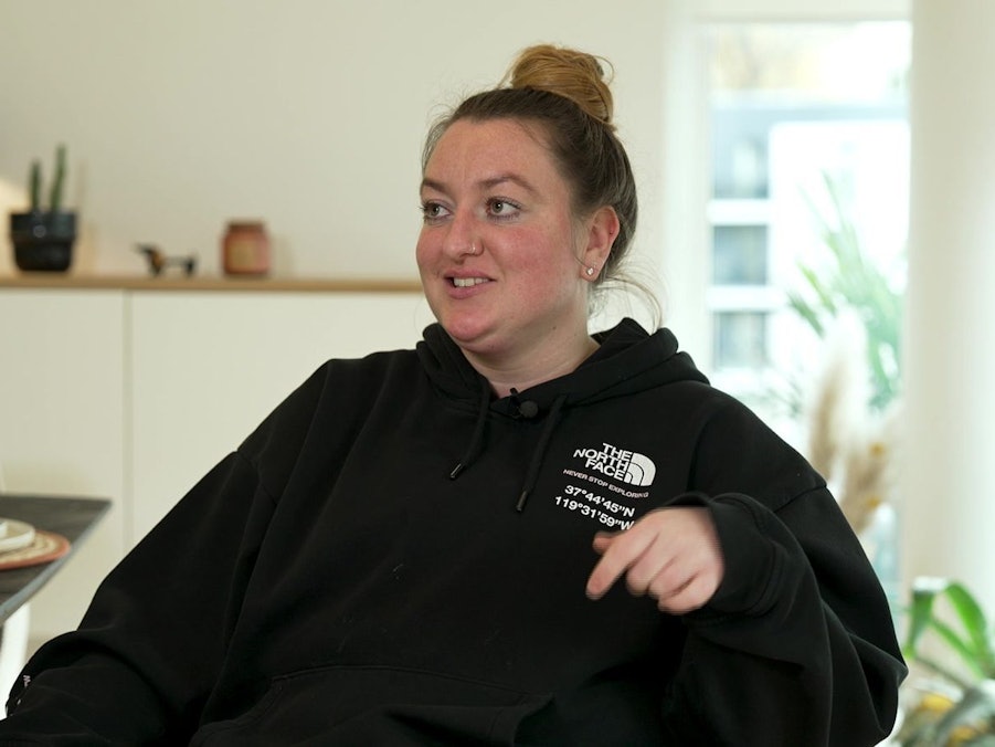 Ein Feuerwerk an Coolness, Herzlichkeit und Postdamer Dialekt: Sassi (30) macht den Auftakt in Potsdam. (Bild: RTL)