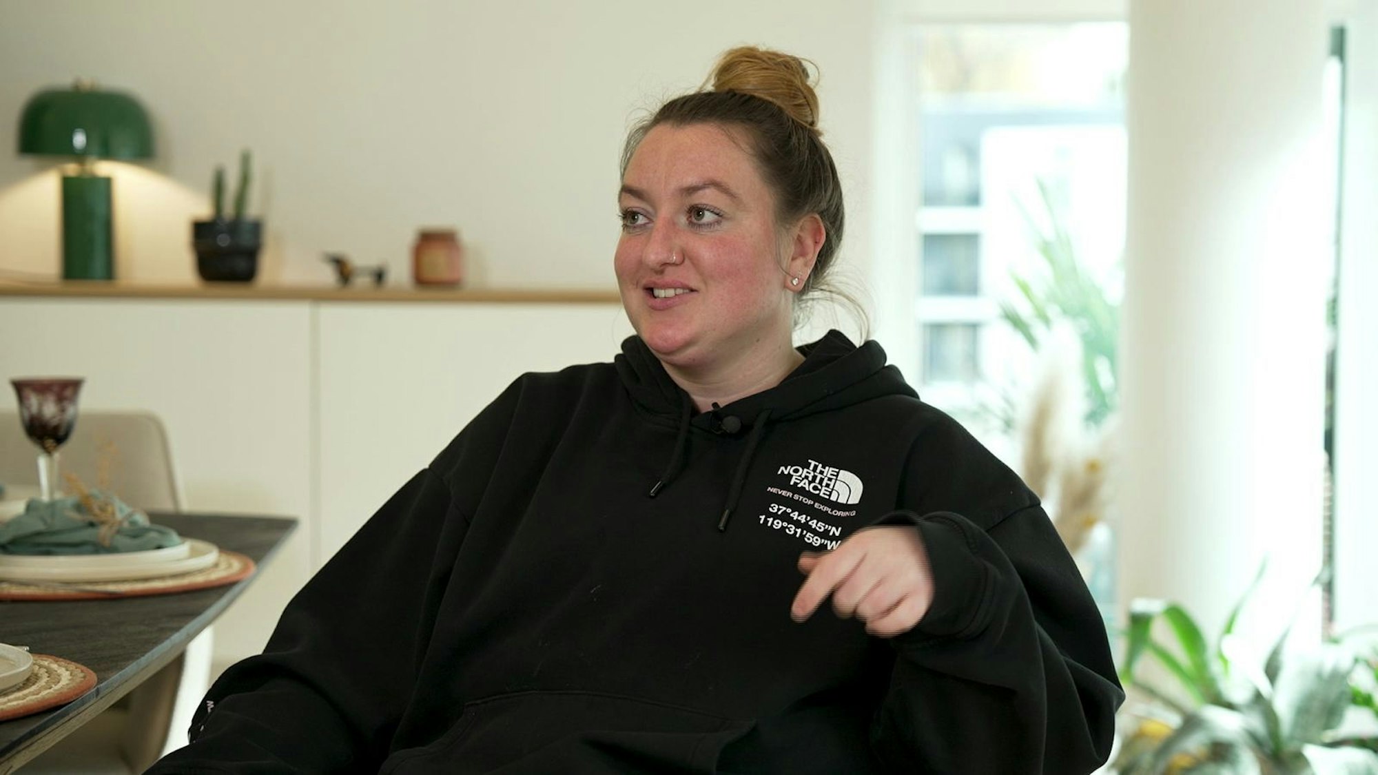 Ein Feuerwerk an Coolness, Herzlichkeit und Postdamer Dialekt: Sassi (30) macht den Auftakt in Potsdam. (Bild: RTL)